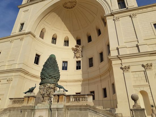 バチカン美術館中庭の松ぼっくり