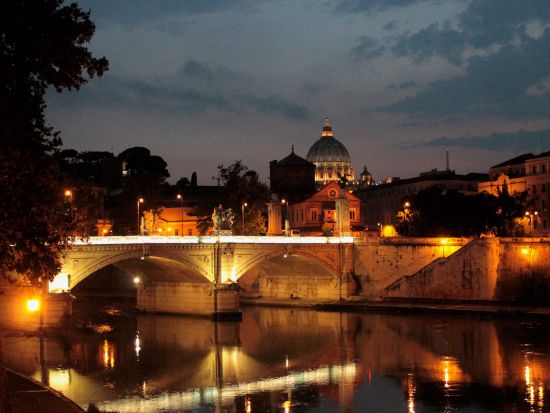 ローマの夜景ドライブ！コロッセオやナヴォーナ広場でのフォトストップあり　イタリアンディナー付き＜日本語アシスタント／混載＞by MyBus