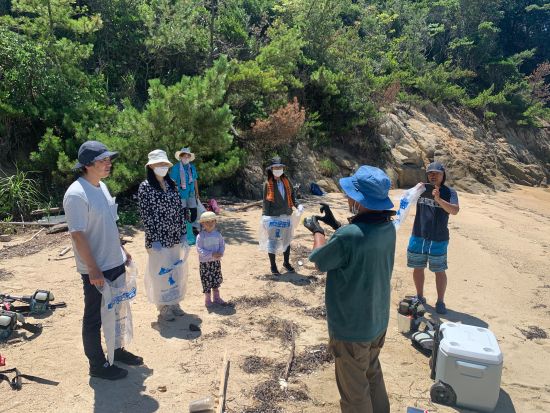 海ごみ問題に取り組むガイドと行くSDGs体験ツアー！瀬戸内海の無人島プライベートクルージングと兜島でビーチクリーン＆島探検＜1日／ランチ付／高松港＞ 