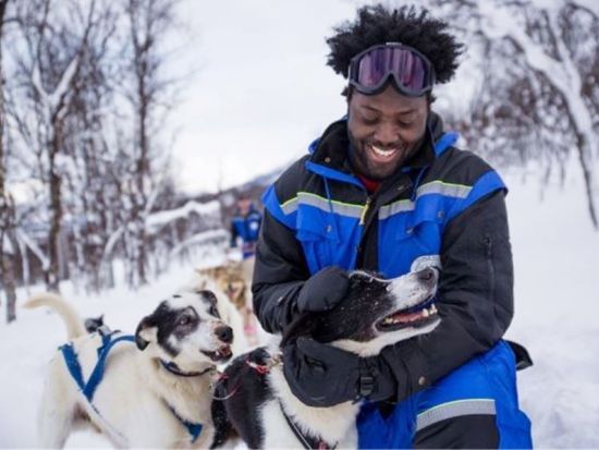 雪原を犬ぞりで駆け抜ける！ハスキーサファリツアー 昼食＆温かい飲み物付き＜12～3月／トロムソ発＞
