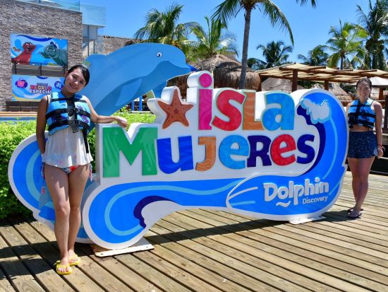 イスラ・ムへーレス島でイルカやマナティーとふれあい体験　選べるプランあり＜英語インストラクター／カンクン発＞