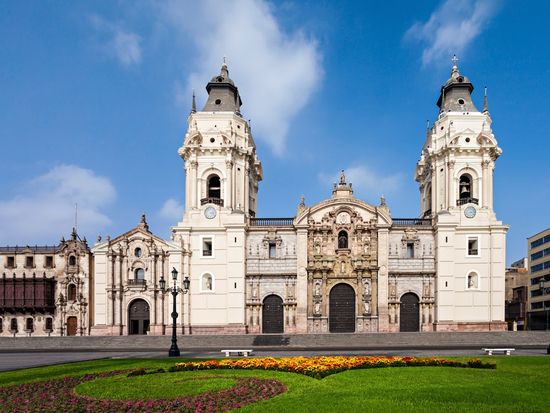 Peru_Lima_Catedral_shutterstock_342387002