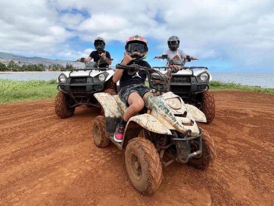 ノースショア・ステーブルズ　四輪バギー体験（45分） バギーでオフロードを疾走＋ハレイワタウン自由散策+ドールプランテーション立ち寄り付き！＜半日／送迎付き＞