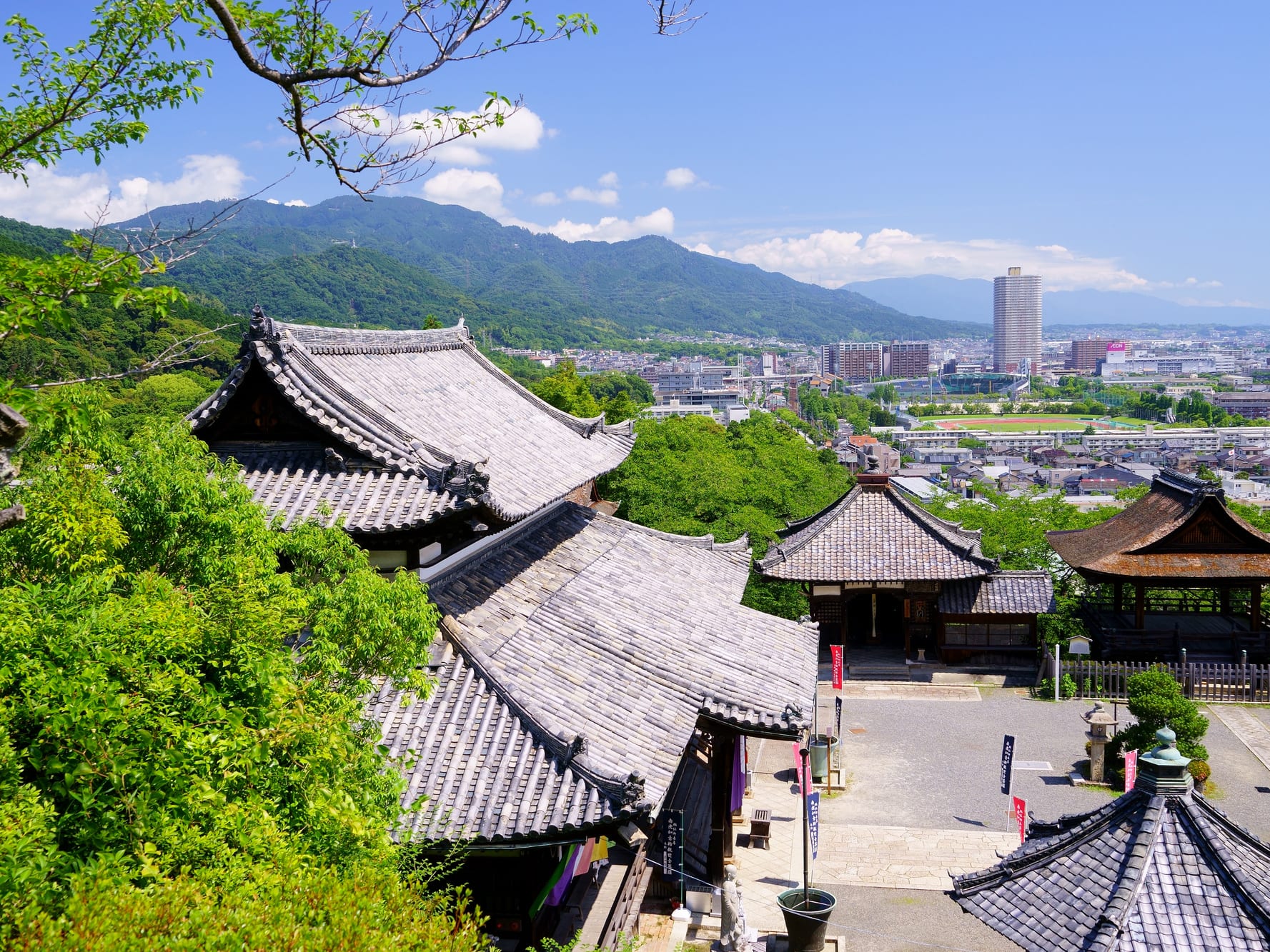 滋賀発】貸切観光タクシー 源氏物語・石山寺＋近江八景・三井寺 西国札所巡り＜2.5時間／1-9名／大津市内発着／京都発着オプションあり＞by  滋賀ヤサカ自動車 | 京都の観光&遊び・体験・レジャー専門予約サイト VELTRA(ベルトラ)