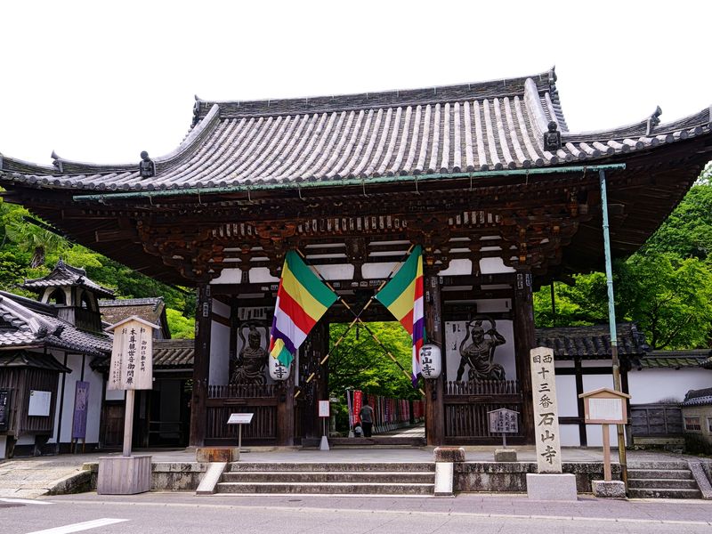 pixta_66770593_ 石山寺・東大門