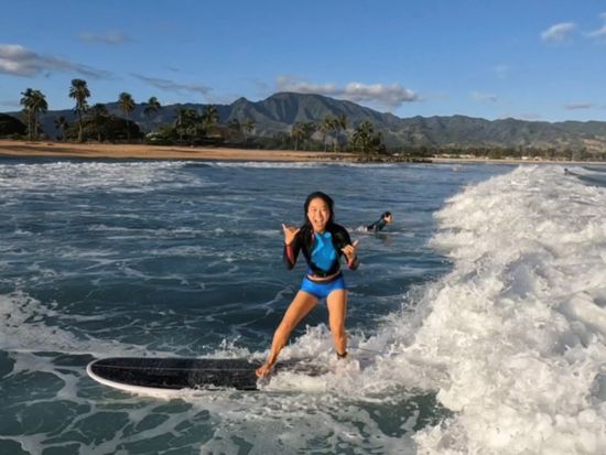 アラモアナビーチ　サーフィンレッスン　少人数制グループレッスンまたはプライベートレッスン＜約2時間／日本語インストラクター＞