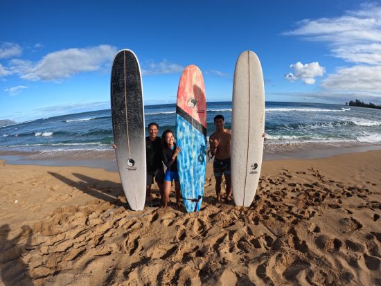 アラモアナビーチ　サーフィンレッスン　少人数制グループレッスンまたはプライベートレッスン＜約2時間／日本語インストラクター＞