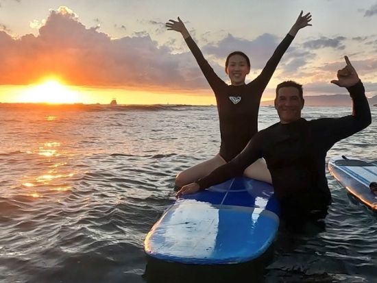 アラモアナビーチ　サーフィンレッスン　少人数制グループレッスンまたはプライベートレッスン＜約2時間／日本語インストラクター＞