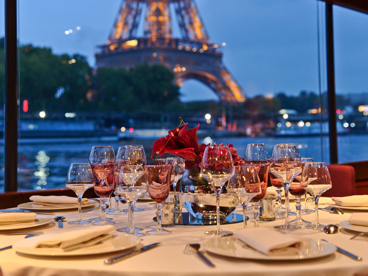 セーヌ川ディナークルーズ「パリ・セーヌ」乗船＋エッフェル塔優先入場