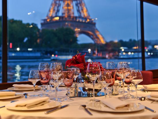 セーヌ川ディナークルーズ「パリ・セーヌ」乗船＋エッフェル塔優先入場（第2展望台）＜18:45発／3コースディナー／ソルフェリーノ河川港集合＞