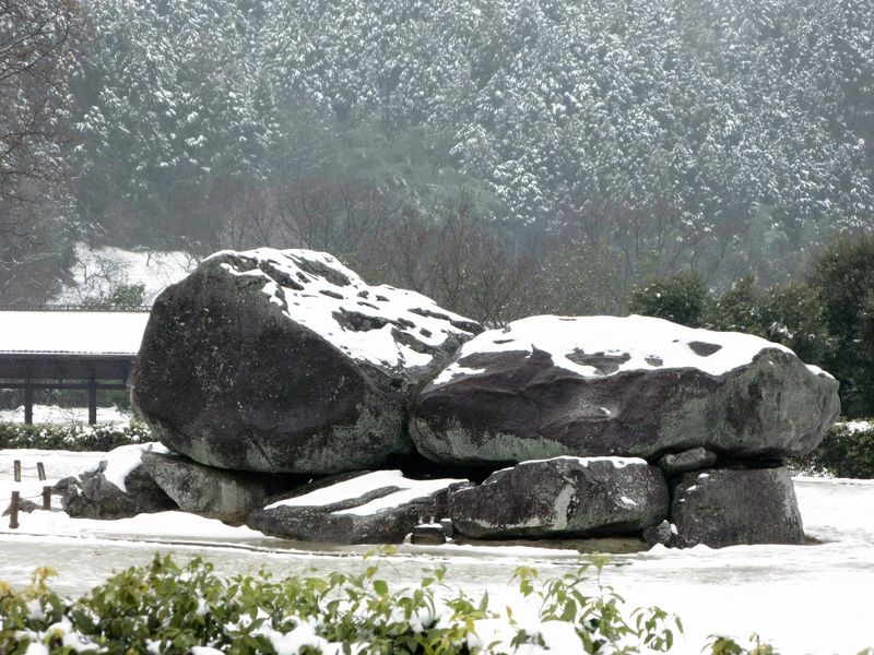 Japan_Nara_Ishibutai-kofun_pixta_13308218_雪化粧した石舞台古墳