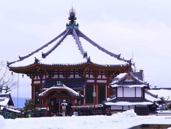 pixta_13073681_南円堂（奈良）に積もる雪