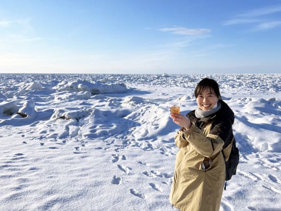 知床流氷ウォッチ＋サンセット鑑賞ツアー 世界遺産知床の流氷の上でオン・ザ・ロック！嬉しいアルコールorドリンク付き＜夕方／2～3月／斜里町ウトロ温泉発着＞