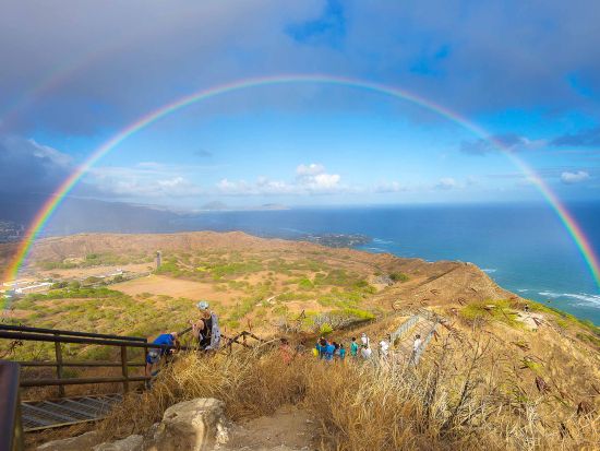ダイヤモンドヘッド送迎シャトルサービス　自分のペースでハイキングを楽しみ、頂上からはワイキキを一望する絶景を堪能！嬉しい入場料込み＜午前／英語ドライバー＞