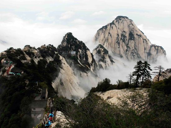 絶景ハイキングコースを行く！中国五名山・華山 日帰りツアー　往復ロープウェイ利用＜貸切／昼食付／日本語ガイド／西安発＞