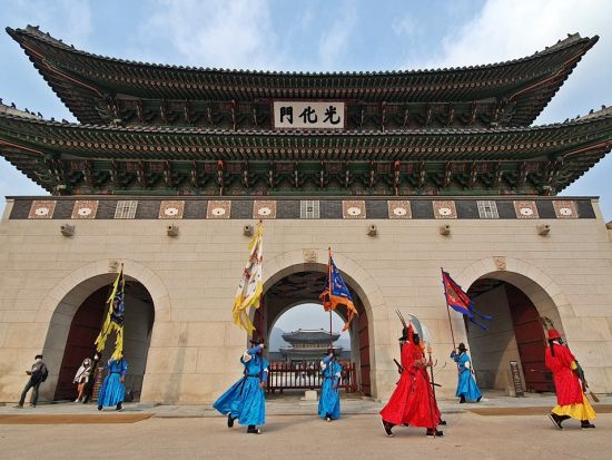 人気K-POPグループの聖地を巡るツアー！日迎駅＋ソウルオリンピック主競技場＋HYBE周辺＋旧宿舎リノベカフェ＋景福宮ほか＜1日／日本語ガイド／明洞解散＞