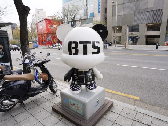 人気K-POPグループの聖地を巡るツアー！日迎駅＋ソウルオリンピック主競技場＋HYBE周辺＋旧宿舎リノベカフェ＋景福宮ほか＜1日／日本語ガイド／明洞解散＞