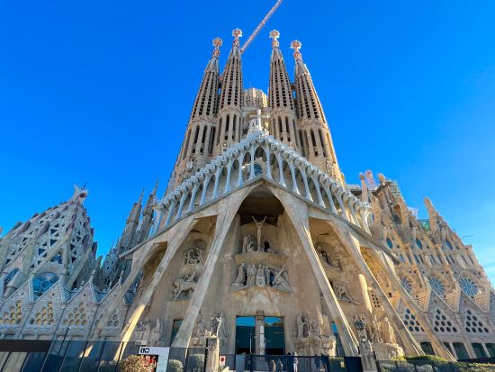 塔への入場確約！世界遺産サグラダ・ファミリア＆グエル公園　半日観光ツアー ＜貸切／昼食付き／日本語ガイド＞by Mybus