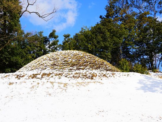pixta_38427128_雪のキトラ古墳