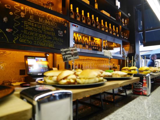 ビルバオ ピンチョスツアー　3軒のバル巡り＜ピンチョス6品＆ドリンク3杯／日本語／ビルバオ＞