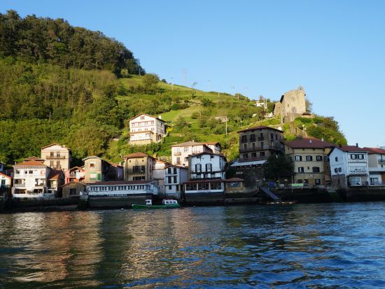 スペインバスクの港町とオンダリビア「チャコリ」ワイナリー訪問付き半日観光ツアー＜日本語／ランチ付きプランあり／サン・セバスチャン発＞