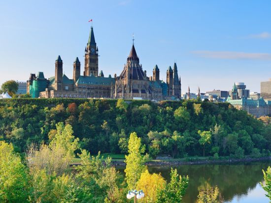首都オタワ 1日観光ツアー　世界遺産リドー運河＆バイワード市場など ＜昼食付き／日本語ガイド／モントリオール発＞
