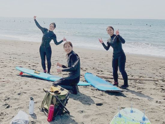 湘南・辻堂の海でサーフィン体験！ローカル講師から波乗りを学ぼう！体験、初級者、中級者のクラスから選択可＜湘南辻堂＞