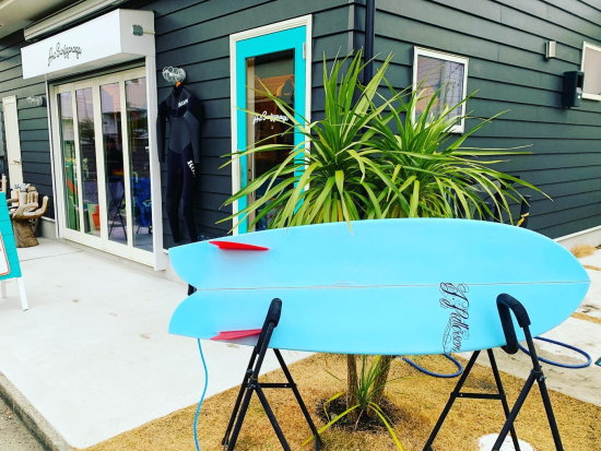 湘南・辻堂の海でサーフィン体験！ローカル講師から波乗りを学ぼう！体験、初級者、中級者のクラスから選択可＜湘南辻堂＞