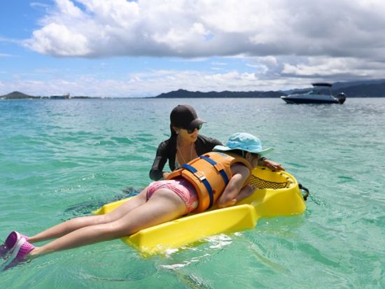 サンドバー　キャプテンブルース　天国の海®︎シュノーケリングクルーズ　SUPや浮き輪などレンタルアイテムも！＜午前・午後／日本語クルー＞