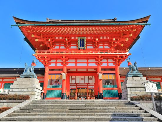 トロッコ列車と金閣寺・伏見稲荷大社 バスツアー 嵐山散策も満喫＜京都駅発／1日＞by おこしバス（京都定期観光バス）