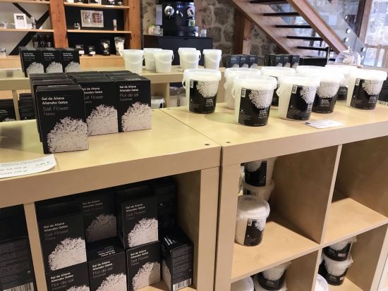 アニャナの塩田見学とバスクの州都ビトリア＝ガステイス 1日観光ツアー＜日本語ガイド／ランチ付きプランあり／サン・セバスティアン発＞