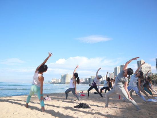 ワイキキビーチヨガレッスン　2名までのプライベートレッスンまたはリーズナブルなグループレッスンから選べるプラン＜1時間／日本語インストラクター＞by ヨガアロハ