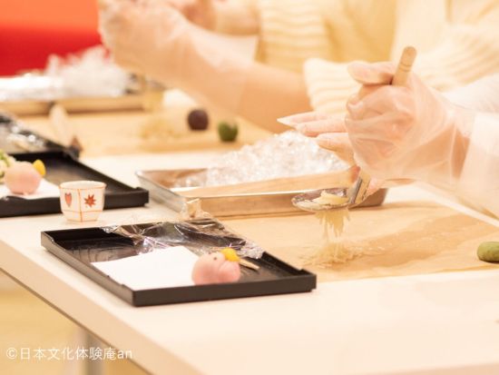 和菓子作り体験 本物の木型を使った「和三盆のお干菓子」 京都タワーから徒歩16分！お抹茶体験付きプラン有＜お持ち帰り可＞ by 日本文化体験 庵an