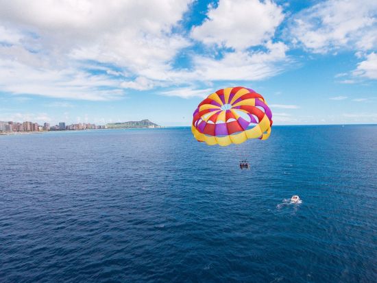 ダイヤモンドヘッド日の出ハイキング＋パラセーリングツアー　110ｍ～150ｍまで選べる高さは3種類！＜午前／ケワロ湾＞