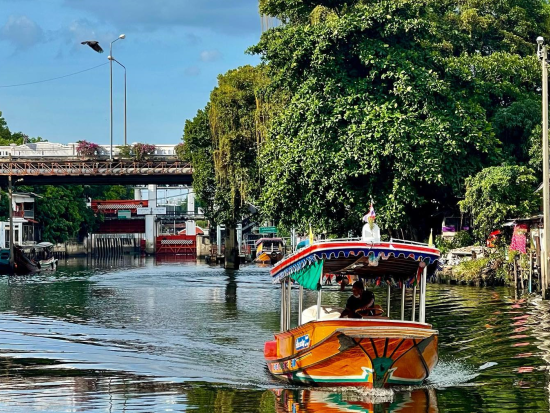 バンコクボートツアー　定番観光地と旬なスポットへ！運河に浮かぶアーティスト・ハウスに立ち寄り　マハナコーン入場券付きプランあり＜午後／夕食付プランあり／日本語＞