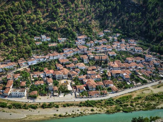 【プライベートツアー】アルバニアの歴史都市　世界遺産ベラト市内1日観光＜貸切チャーター／昼食付／ティラナ発＞