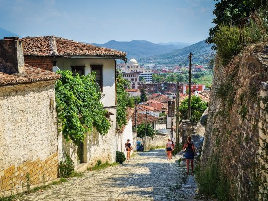 【プライベートツアー】アルバニアの歴史都市　世界遺産ベラト市内1日観光＜貸切チャーター／昼食付／ティラナ発＞