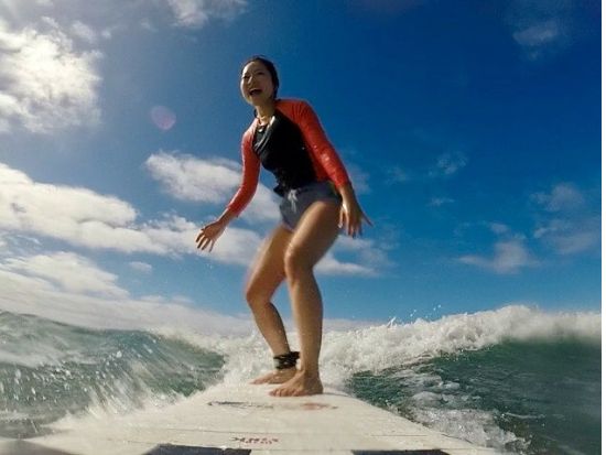 サーフィンレッスン　GoPro撮影付き！アラモアナビーチパークでサーフィン体験　グループまたはプライベートプランから選べる＜ワイキキ送迎可／日本語または英語＞