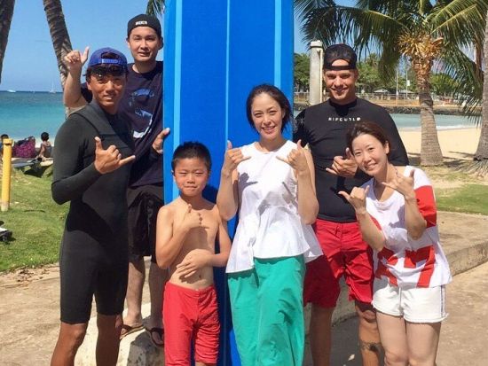 サーフィンレッスン　GoPro撮影付き！アラモアナビーチパークでサーフィン体験　グループまたはプライベートプランから選べる＜ワイキキ送迎可／日本語または英語＞