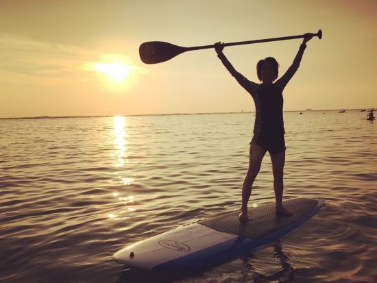 アラモアナビーチ　SUP（スタンドアップパドル）レッスン　ローカルに人気のビーチでサンセットを眺めながらSUPを楽しもう！＜日本語インストラクター／ホテル送迎可