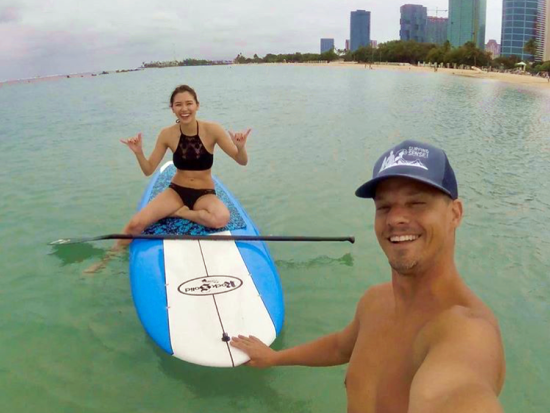 アラモアナビーチ　SUP（スタンドアップパドル）レッスン　ローカルに人気のビーチでサンセットを眺めながらSUPを楽しもう！＜日本語インストラクター／ホテル送迎可