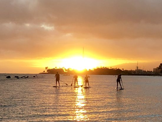 アラモアナビーチ　SUP（スタンドアップパドル）レッスン　ローカルに人気のビーチでサンセットを眺めながらSUPを楽しもう！＜日本語インストラクター／ホテル送迎可
