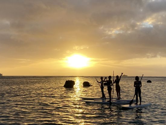 アラモアナビーチ　SUP（スタンドアップパドル）レッスン　ローカルに人気のビーチでサンセットを眺めながらSUPを楽しもう！＜日本語インストラクター／ホテル送迎可