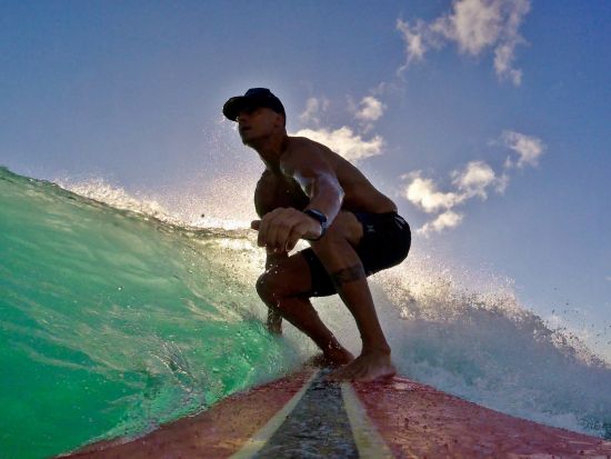 サーフィンレッスン　GoPro撮影付き！アラモアナビーチパークでサーフィン体験　グループまたはプライベートプランから選べる＜ワイキキ送迎可／日本語または英語＞