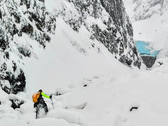 スノーモービル＋スノーシュー　キーナイ・フィヨルド国立公園を冒険＜1～4月／午前・午後／英語ガイド／スワード発＞