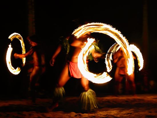 FiredancersatHawaiiluaushow_pixta_68834709_L