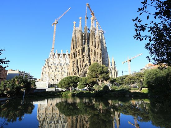 Spain_Barcelona_Sagrada_Familia_shutterstock_1733170370
