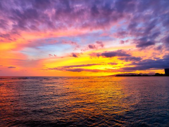 サンセットセーリング　マイタイ・カタマラン号　ビールやシャンパン、カクテルなどオープンバーで飲み放題！金曜日限定の花火観賞プランあり＜シェラトン・ワイキキ発＞