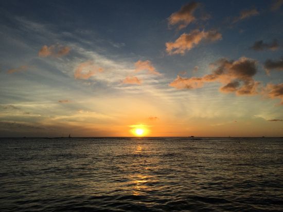 サンセットクルーズ　ワイキキの海岸線で美しい夕日を鑑賞！冬季（12/15~3/31）はクジラを探すホエールウォッチングも実施＜ケワロ湾発＞