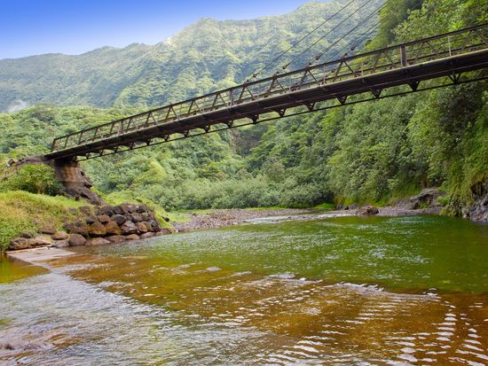 Tahiti_bridgethrough the river_pixta_13529315_L
